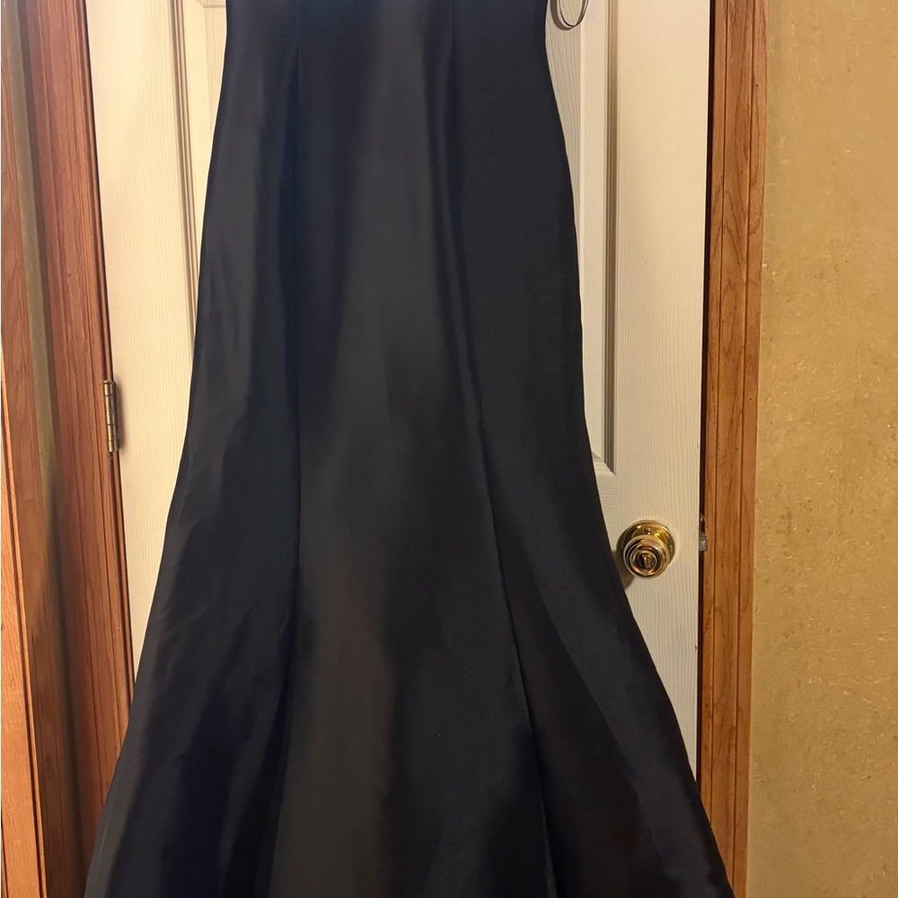 Elegant Black Prom Gown - Picture 3 of 8